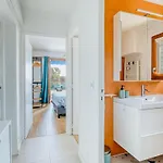 Stunning Modern 2 Bedroom With Pool 5-min Walk To