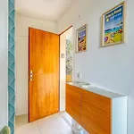 Stunning Modern 2 Bedroom With Pool 5-min Walk To *