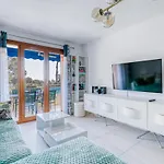 Stunning Modern 2 Bedroom With Pool 5-min Walk To