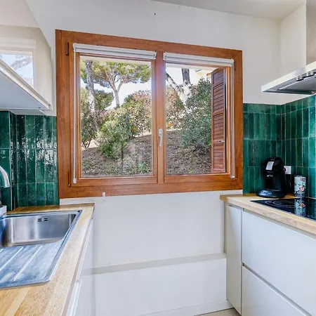Stunning Modern 2 Bedroom With Pool 5-min Walk To