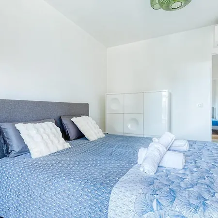 Stunning Modern 2 Bedroom With Pool 5-min Walk To