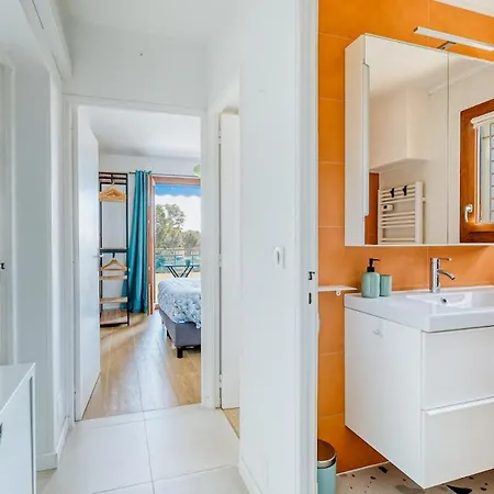 Stunning Modern 2 Bedroom With Pool 5-min Walk To