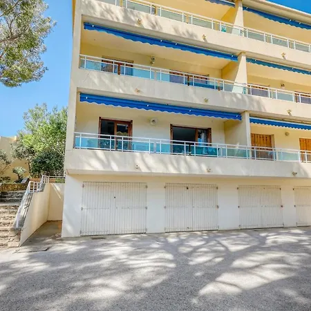 Stunning Modern 2 Bedroom With Pool 5-min Walk To Apartment