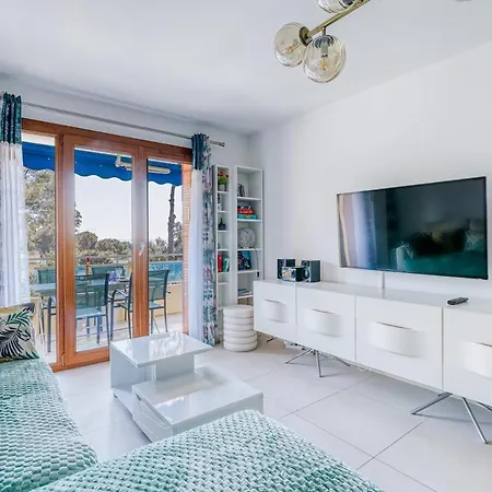 Stunning Modern 2 Bedroom With Pool 5-min Walk To