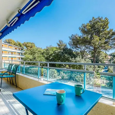 Stunning Modern 2 Bedroom With Pool 5-min Walk To Apartment